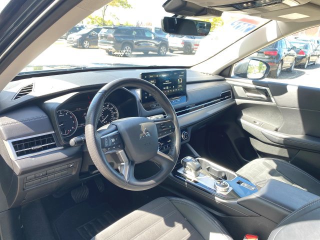 Used 2025 Mitsubishi Outlander SE FWD image 10