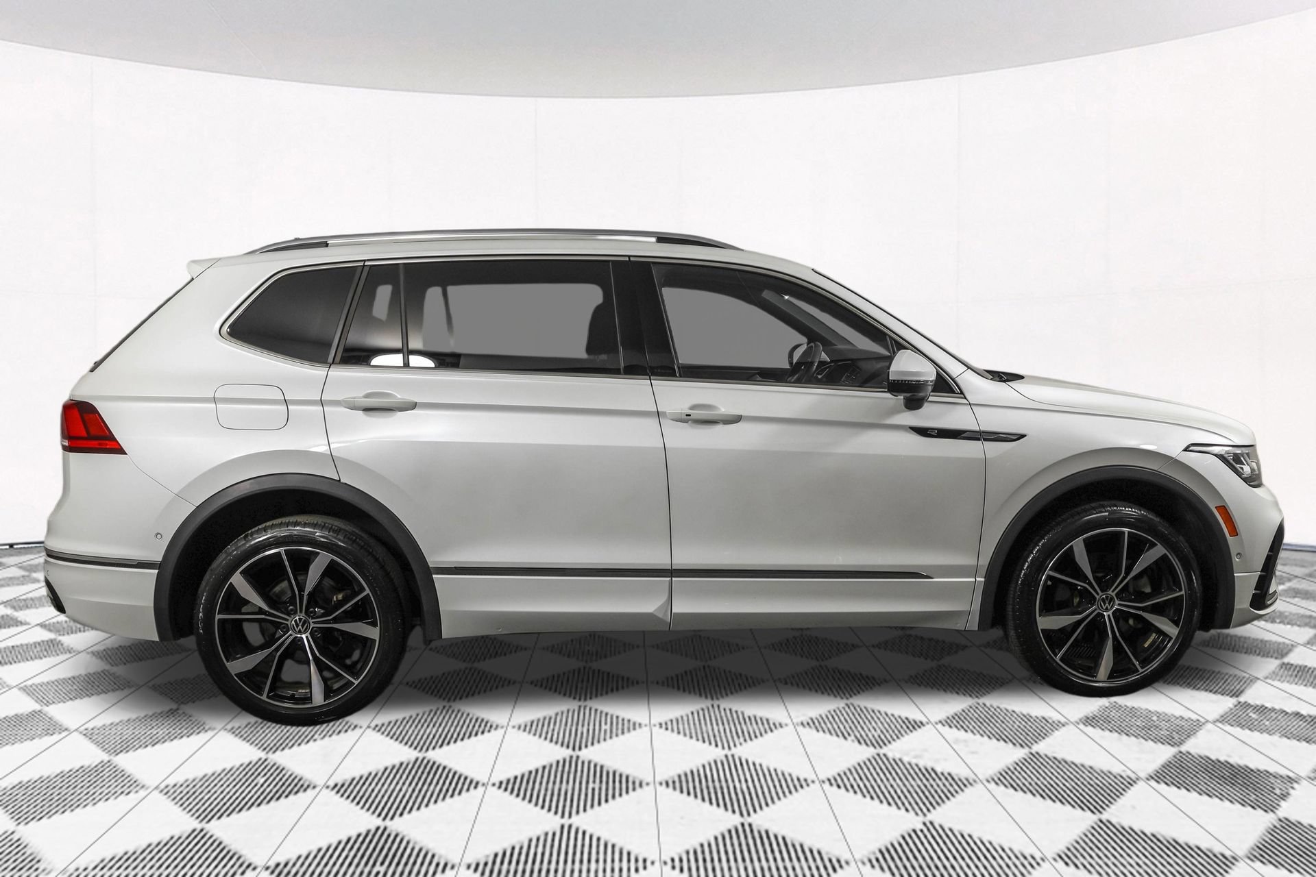 Used 2023 Volkswagen Tiguan SEL R-Line AWD/4WD image 13