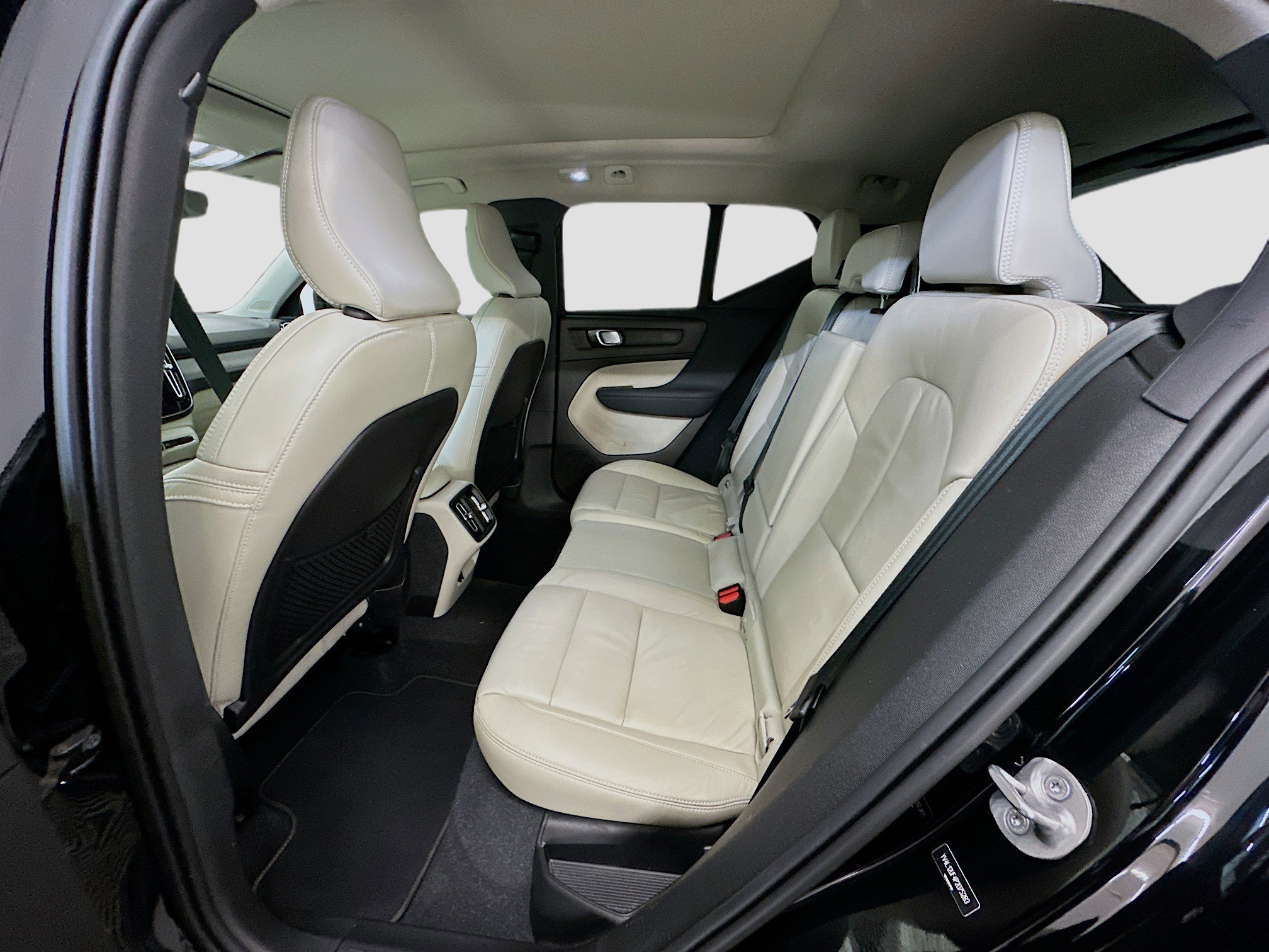 Used 2023 Volvo XC40 B5 Ultimate image 30