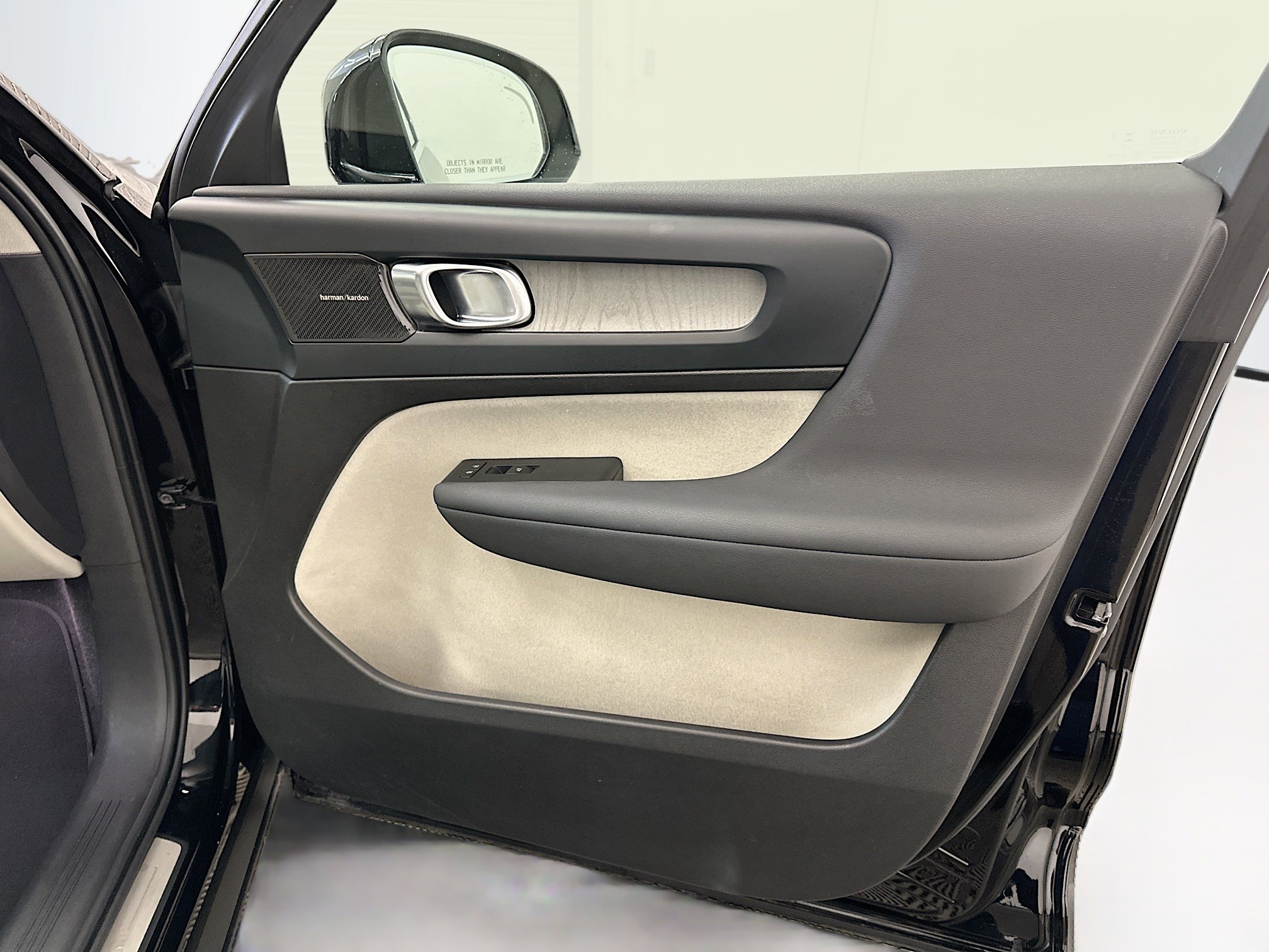 Used 2023 Volvo XC40 B5 Ultimate image 35