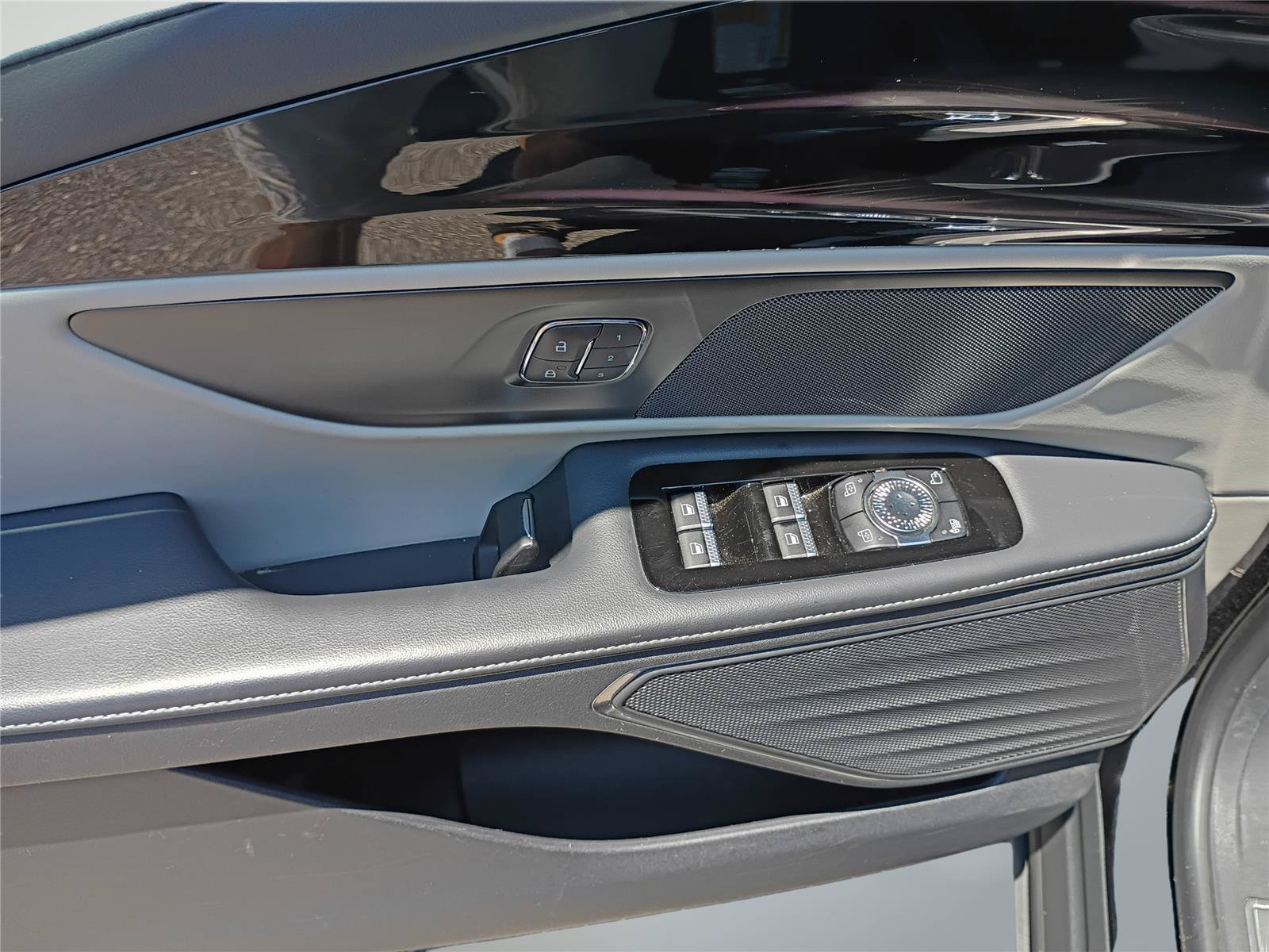 Used 2025 Lincoln Nautilus Premier AWD/4WD image 10