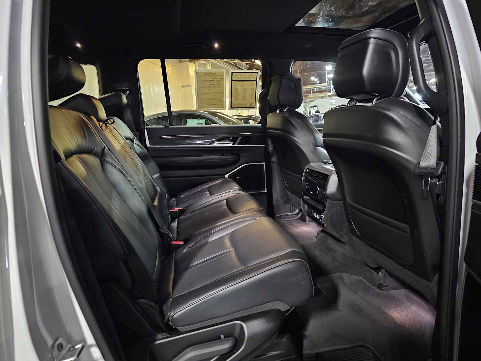 Used 2022 Jeep Wagoneer Series II w/ Premium Group I AWD/4WD image 13