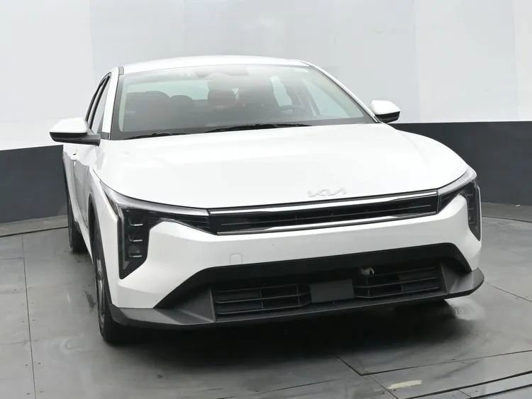 Used 2025 Kia K4 image 3