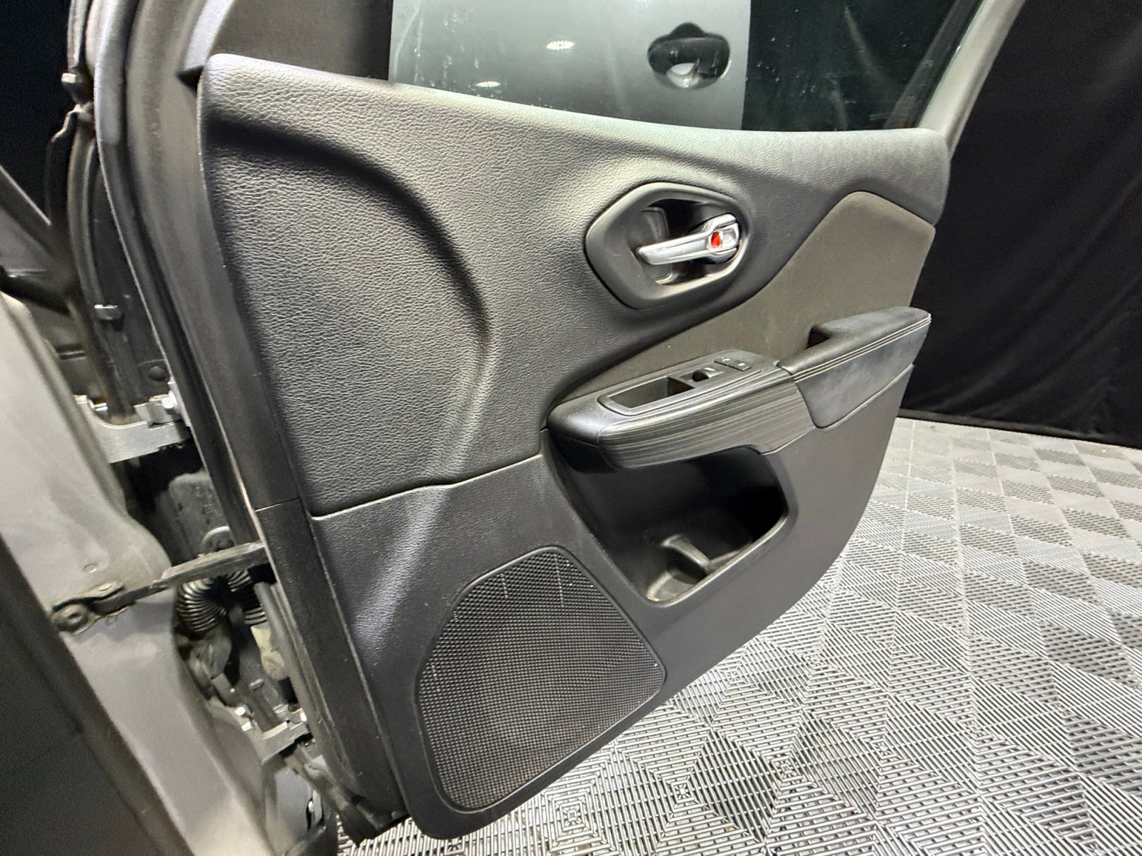 Used 2017 Jeep Cherokee Sport AWD/4WD image 16