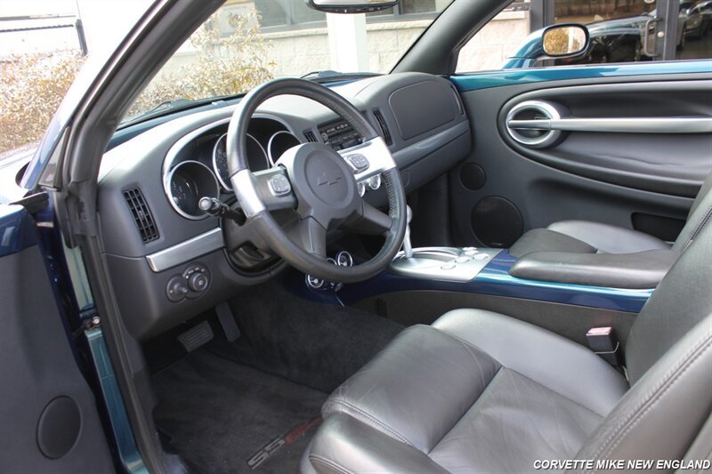 Used 2006 Chevrolet SSR w/ Preferred Equipment Group RWD image 16