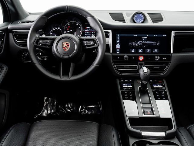 Certified 2025 Porsche Macan image 17