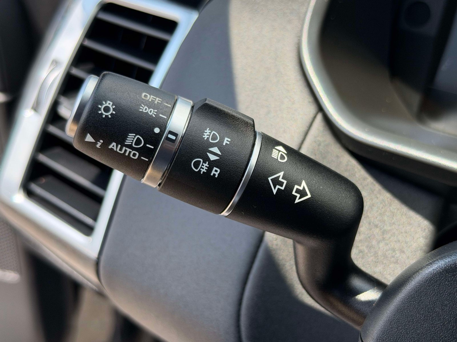Used 2020 Land Rover Discovery Landmark AWD/4WD image 16