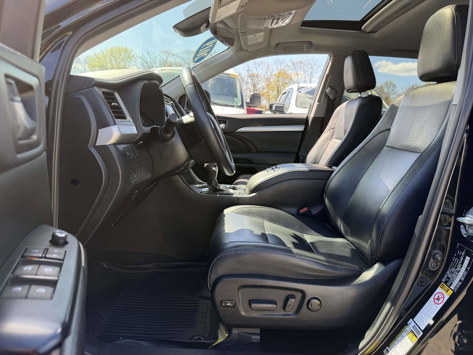 Used 2019 Toyota Highlander XLE AWD/4WD image 11