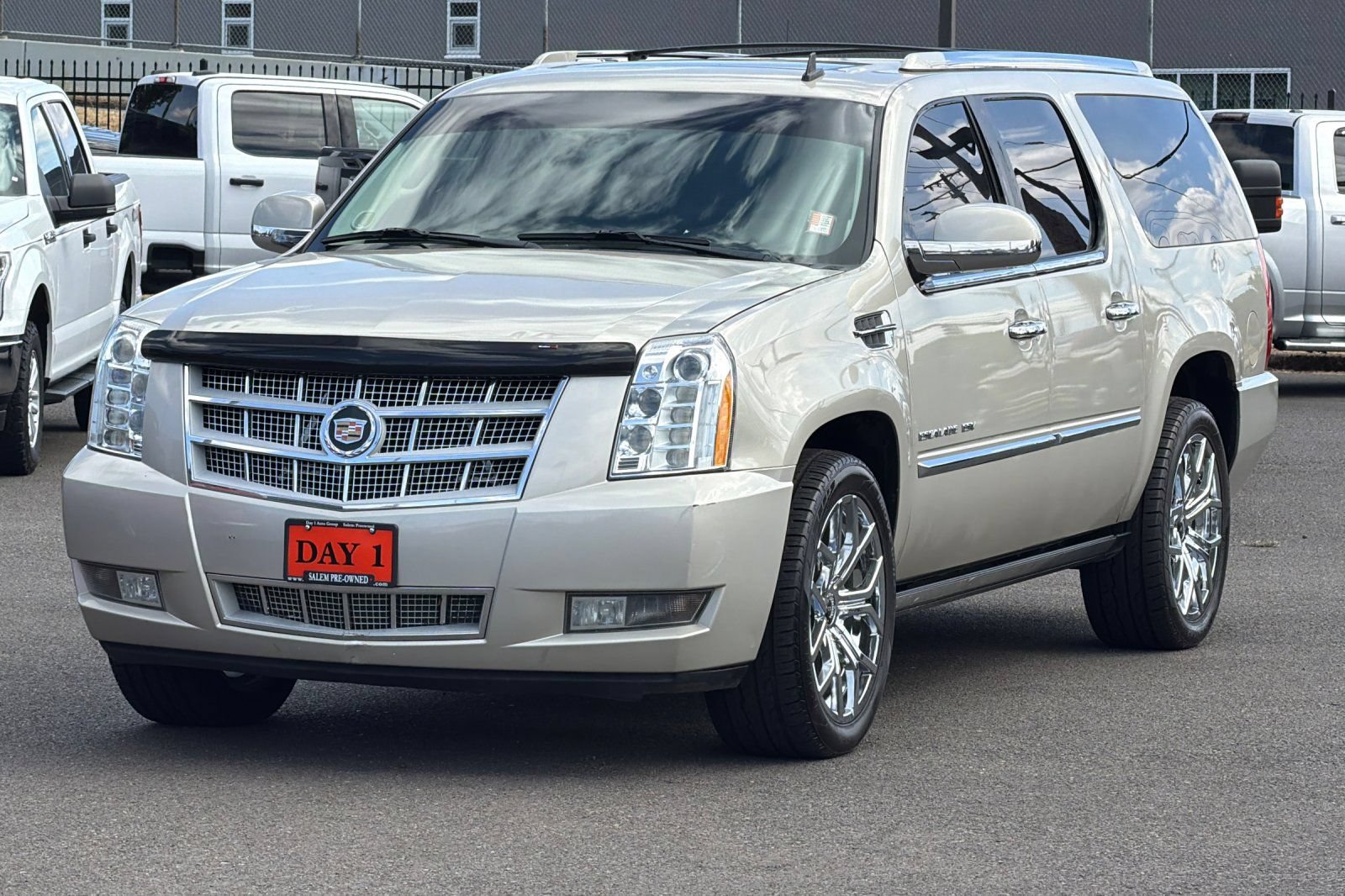 Used 2013 Cadillac Escalade ESV Platinum AWD/4WD image 9
