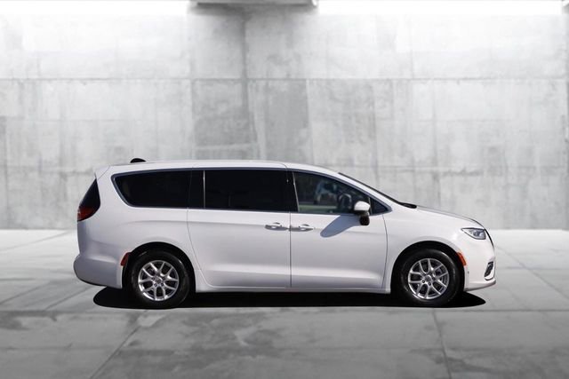 Used 2023 Chrysler Pacifica Touring-L image 5