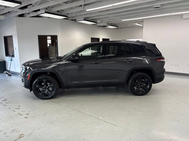 Used 2023 Jeep Grand Cherokee Altitude AWD/4WD image 5