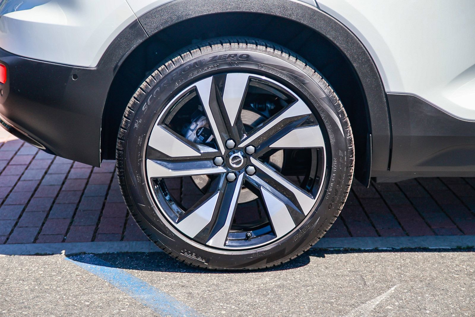 Used 2026 Volvo XC40 B5 Ultra image 9