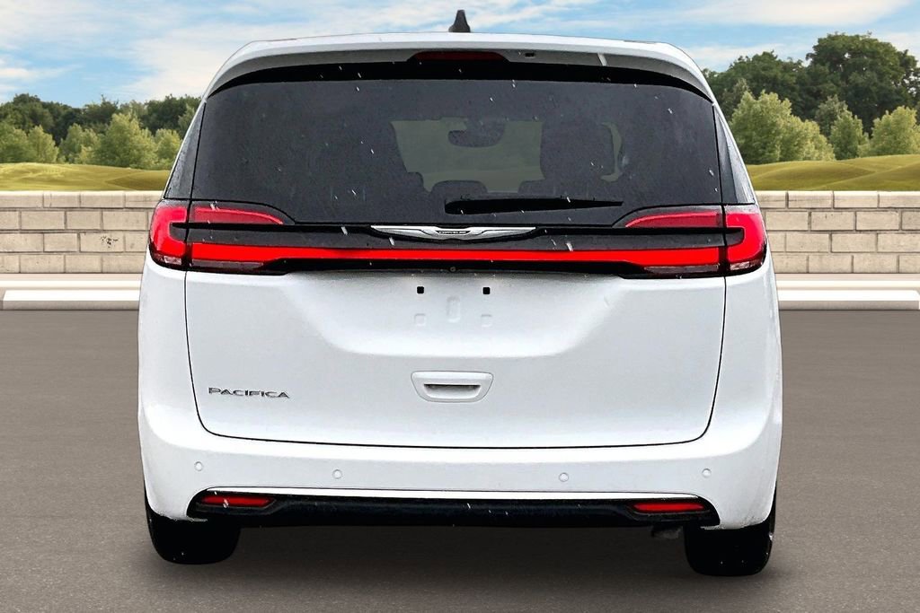 Used 2023 Chrysler Pacifica Touring-L FWD image 4