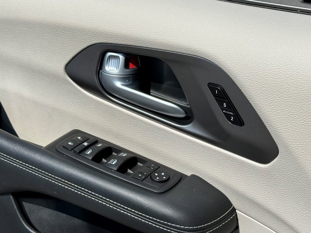 Used 2024 Chrysler Pacifica Touring-L image 35