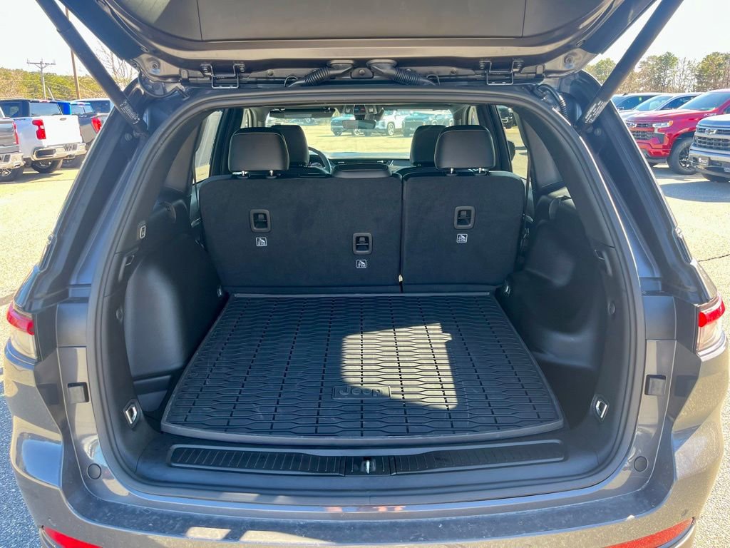 Used 2025 Jeep Grand Cherokee Limited w/ Black Appearance Package image 5