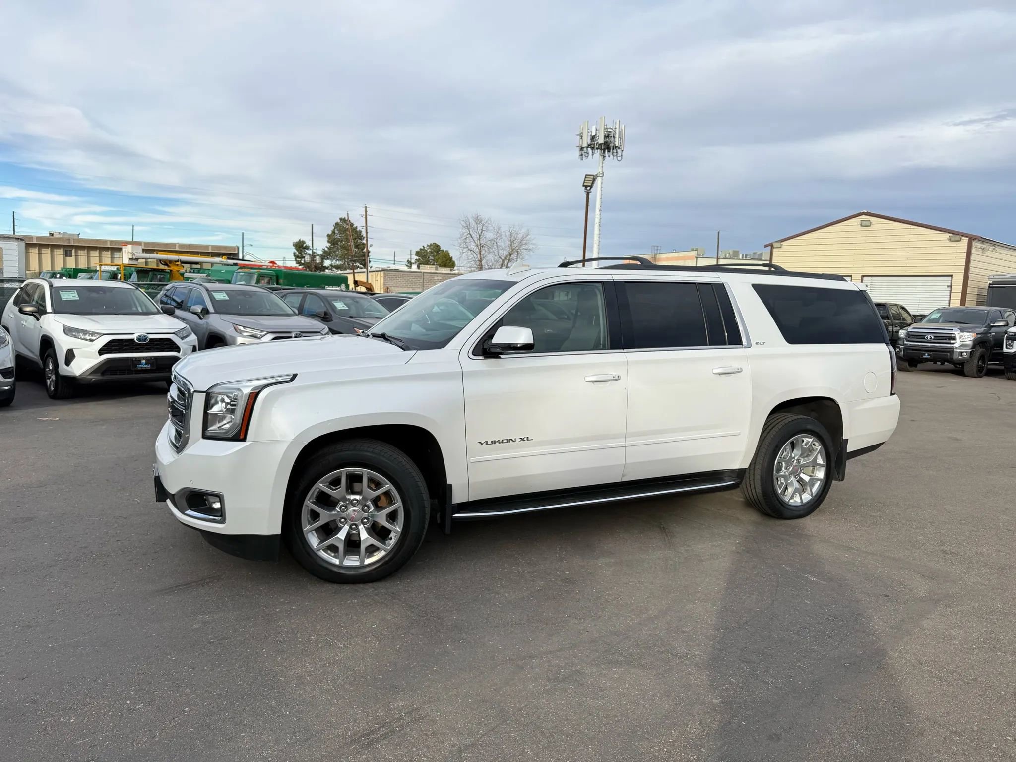 Used 2017 GMC Yukon XL SLT w/ Open Road Package image 2