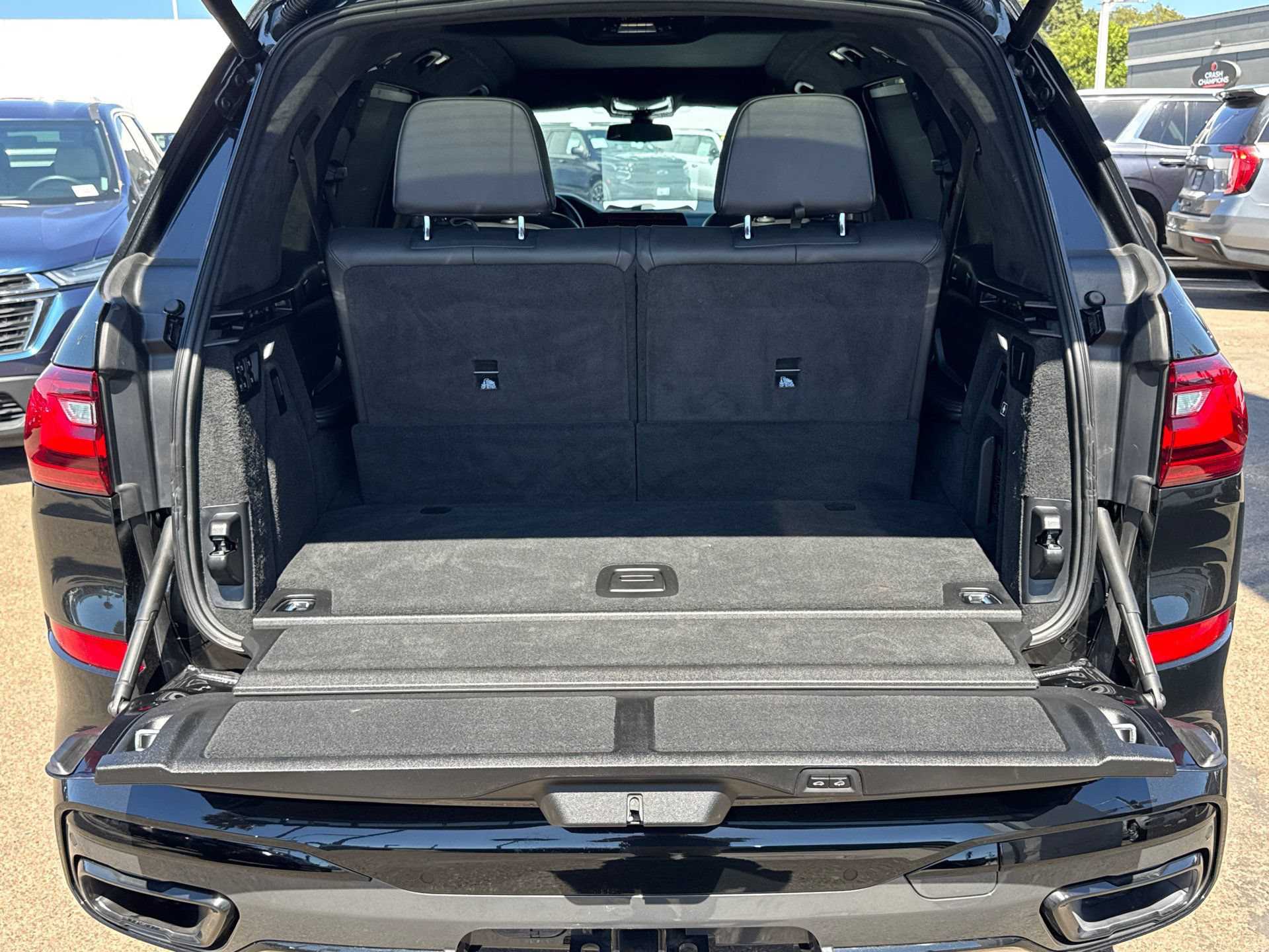 Used 2022 BMW X7 xDrive40i w/ M Sport Package AWD/4WD image 8