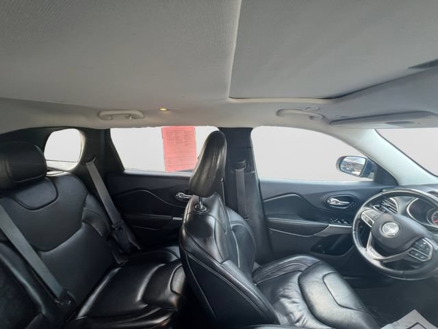 Used 2019 Jeep Cherokee Overland w/ Technology Group AWD/4WD image 27