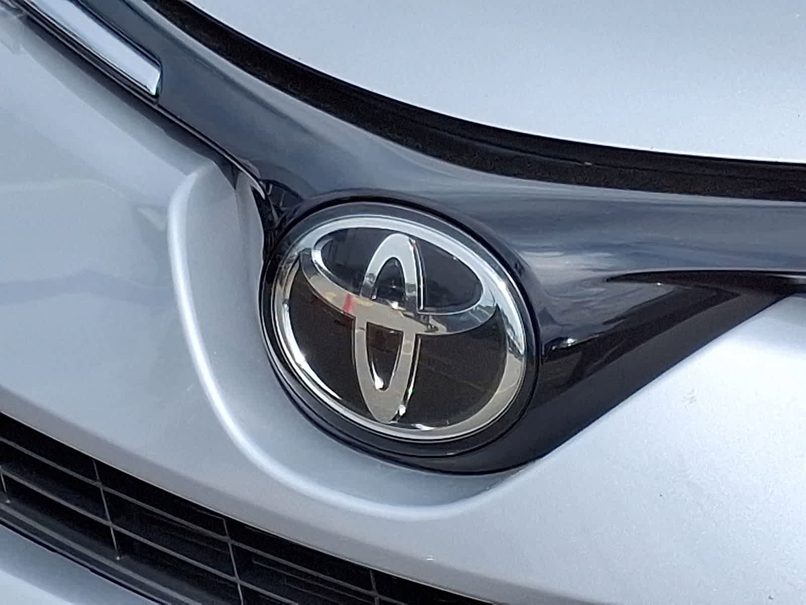 Used 2018 Toyota RAV4 XLE AWD/4WD image 36