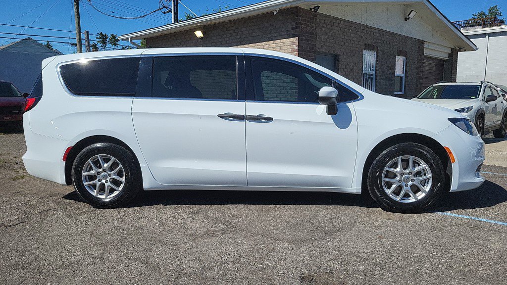 Used 2020 Chrysler Voyager L FWD image 7