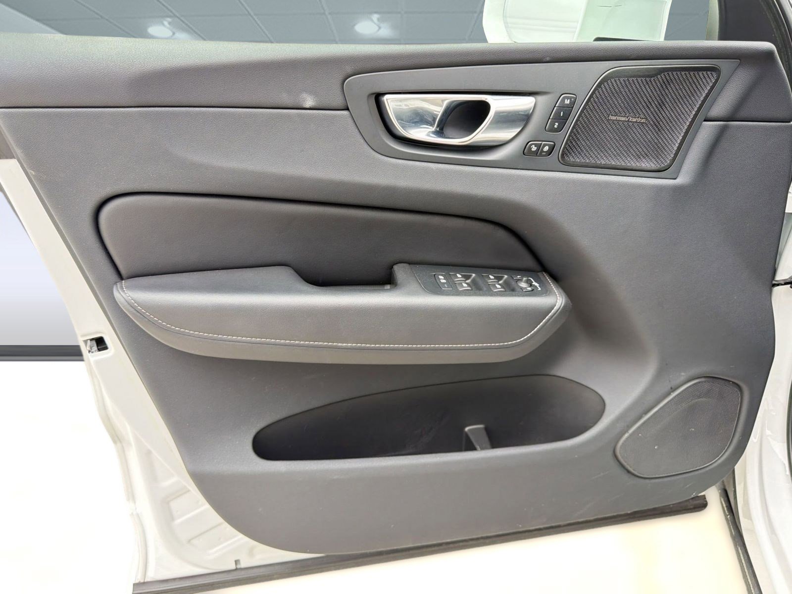 Certified 2023 Volvo XC60 B5 Ultimate w/ Climate Package image 20