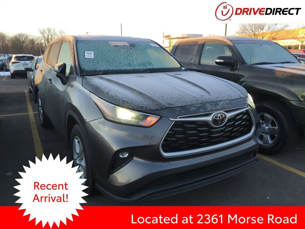 Used 2022 Toyota Highlander LE image 1