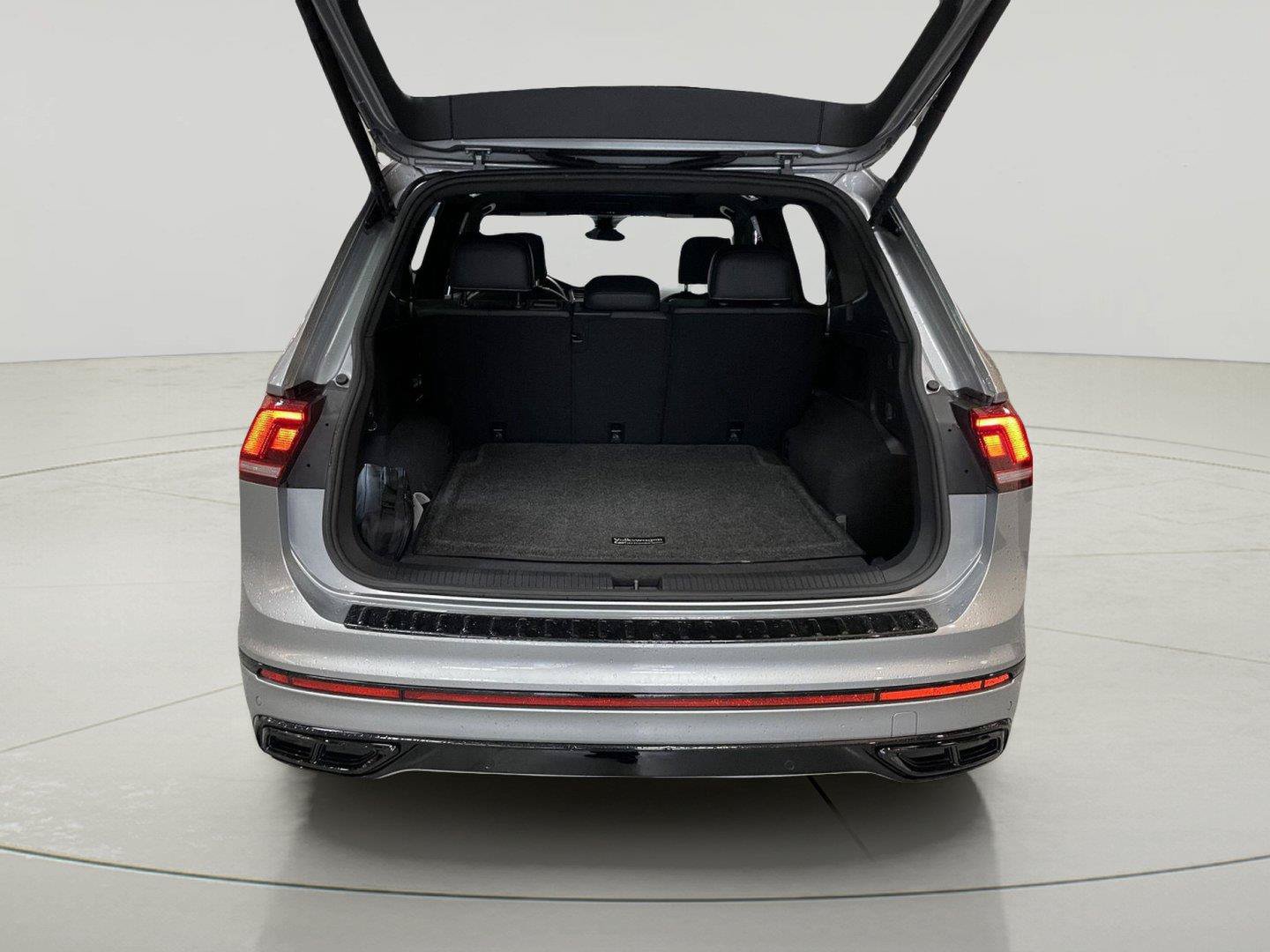 Used 2024 Volkswagen Tiguan SE R-Line AWD/4WD image 9