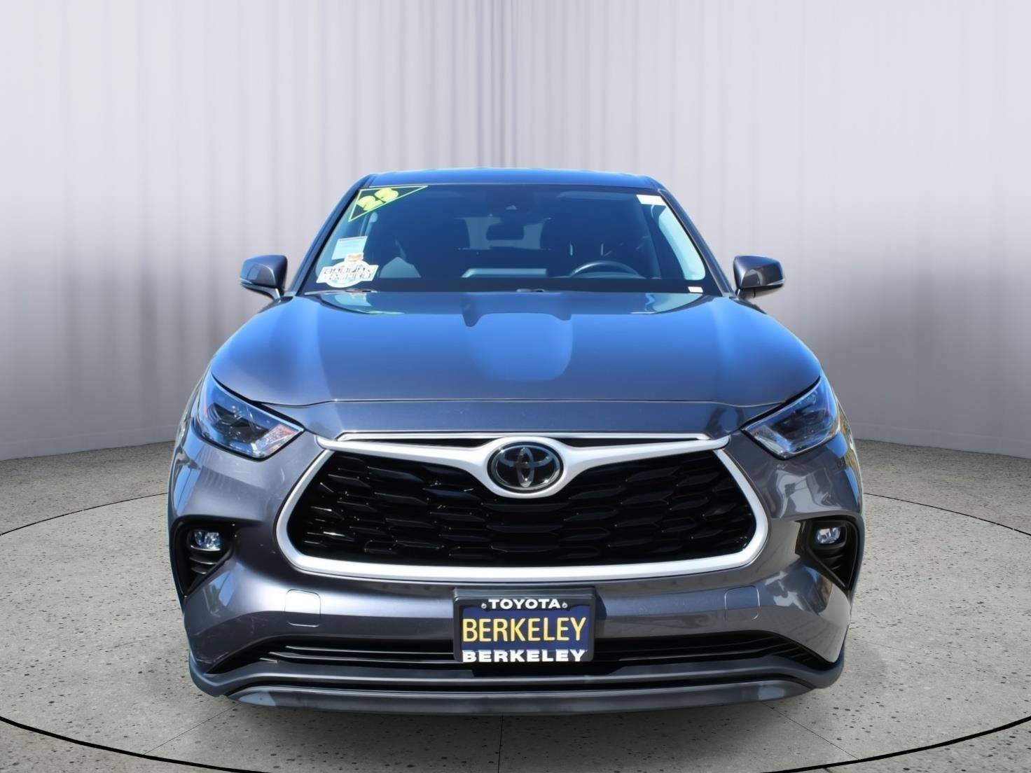 Used 2023 Toyota Highlander LE AWD/4WD image 3