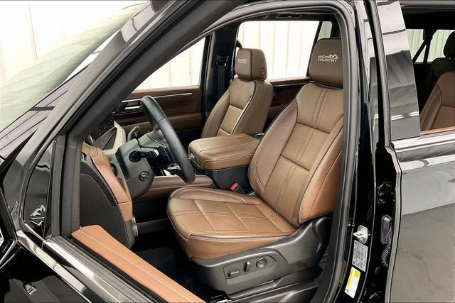 Certified 2025 Chevrolet Suburban High Country AWD/4WD image 8