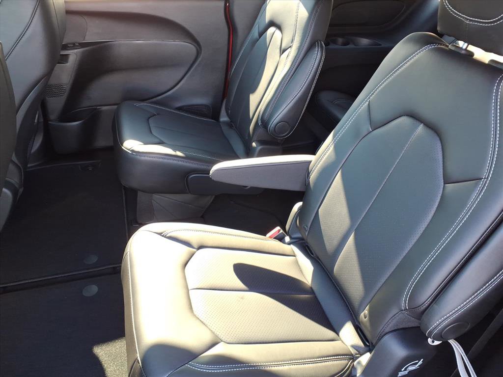 New 2026 Chrysler Pacifica Select image 12