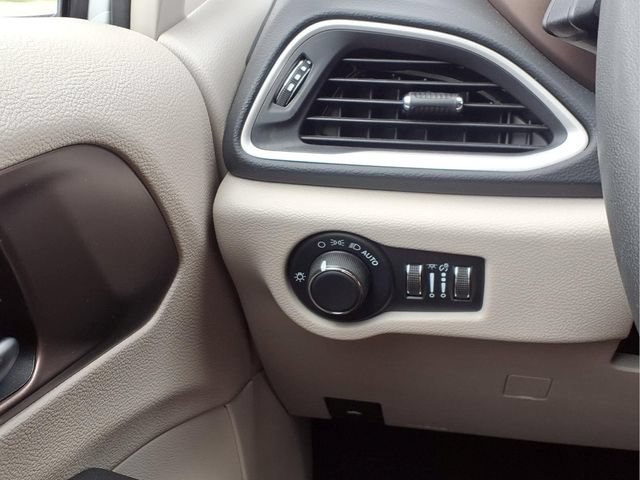 Used 2023 Chrysler Voyager LX FWD image 13