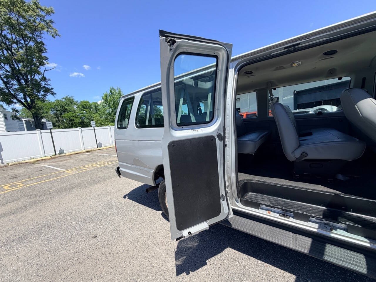 Used 2006 Ford E-350 and Econoline 350 XL RWD image 44
