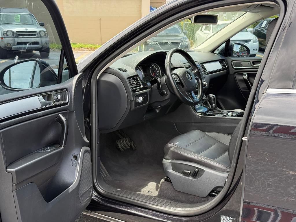 Used 2015 Volkswagen Touareg Sport image 11