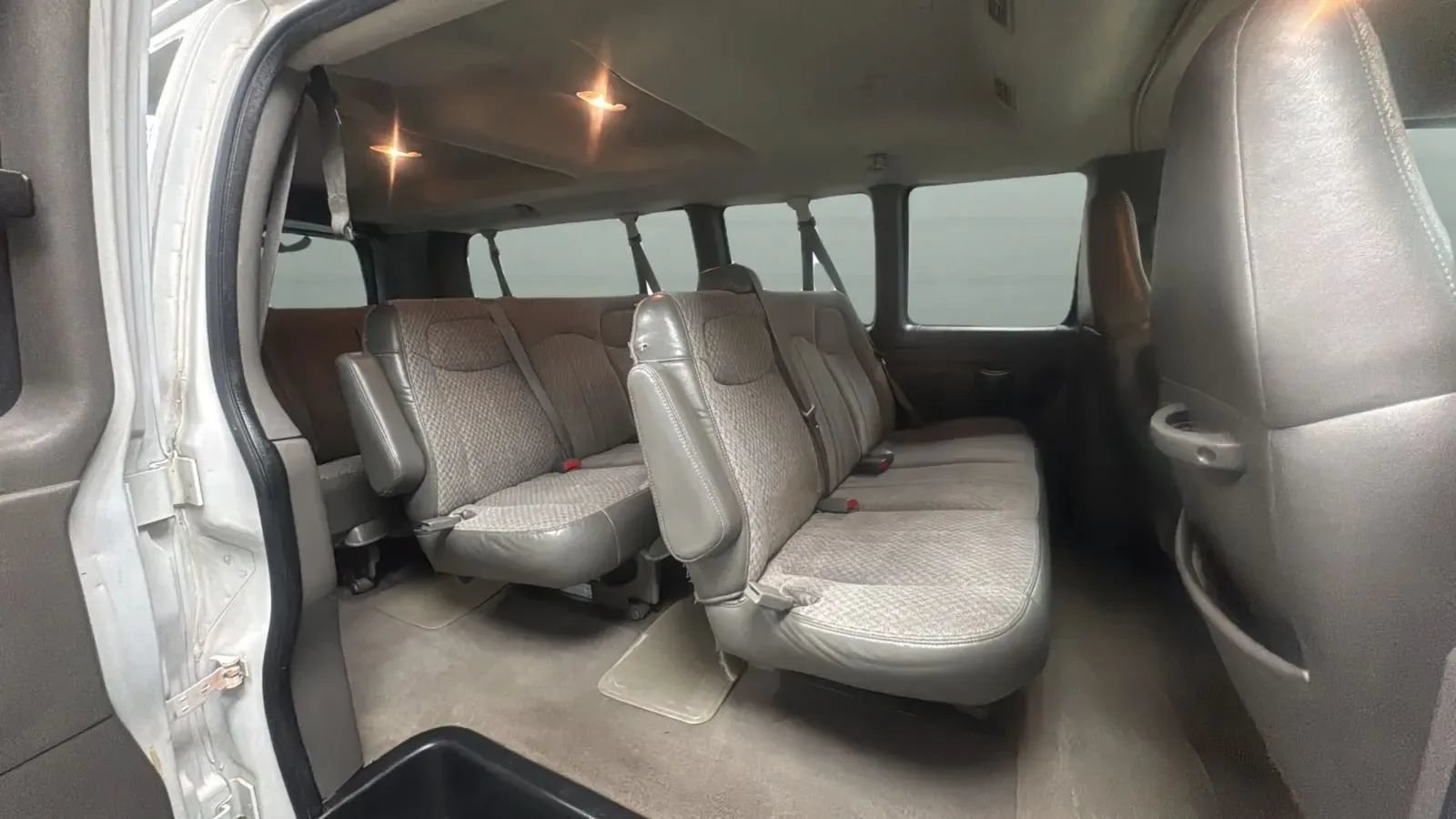 Used 2004 Chevrolet Express 3500 Extended Passenger w/ LS Preferred Equipment Group RWD image 17