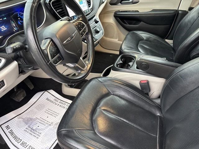 Used 2022 Chrysler Pacifica Touring-L w/ Uconnect Theater Family Group image 11