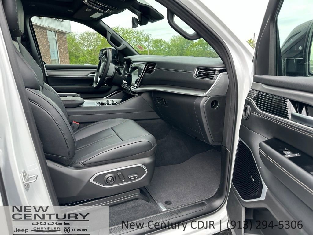 New 2026 Jeep Grand Wagoneer Limited AWD/4WD image 16
