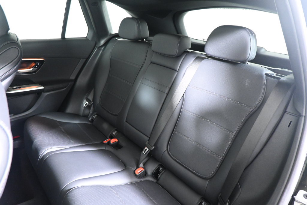 Used 2025 Mercedes-Benz GLC 300 4MATIC image 4