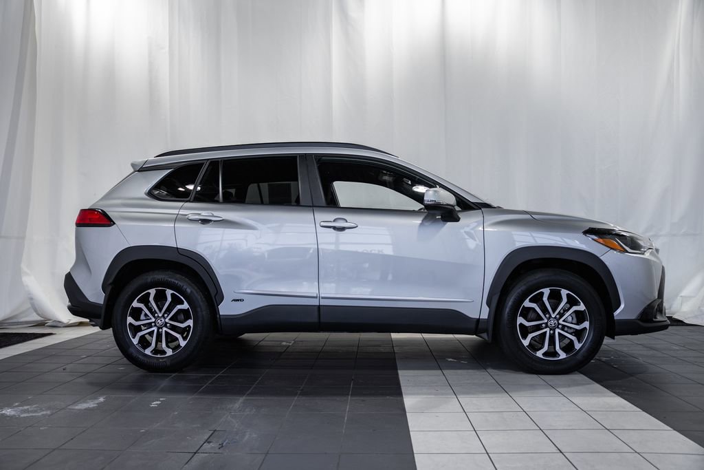 Used 2024 Toyota Corolla Cross SE image 3
