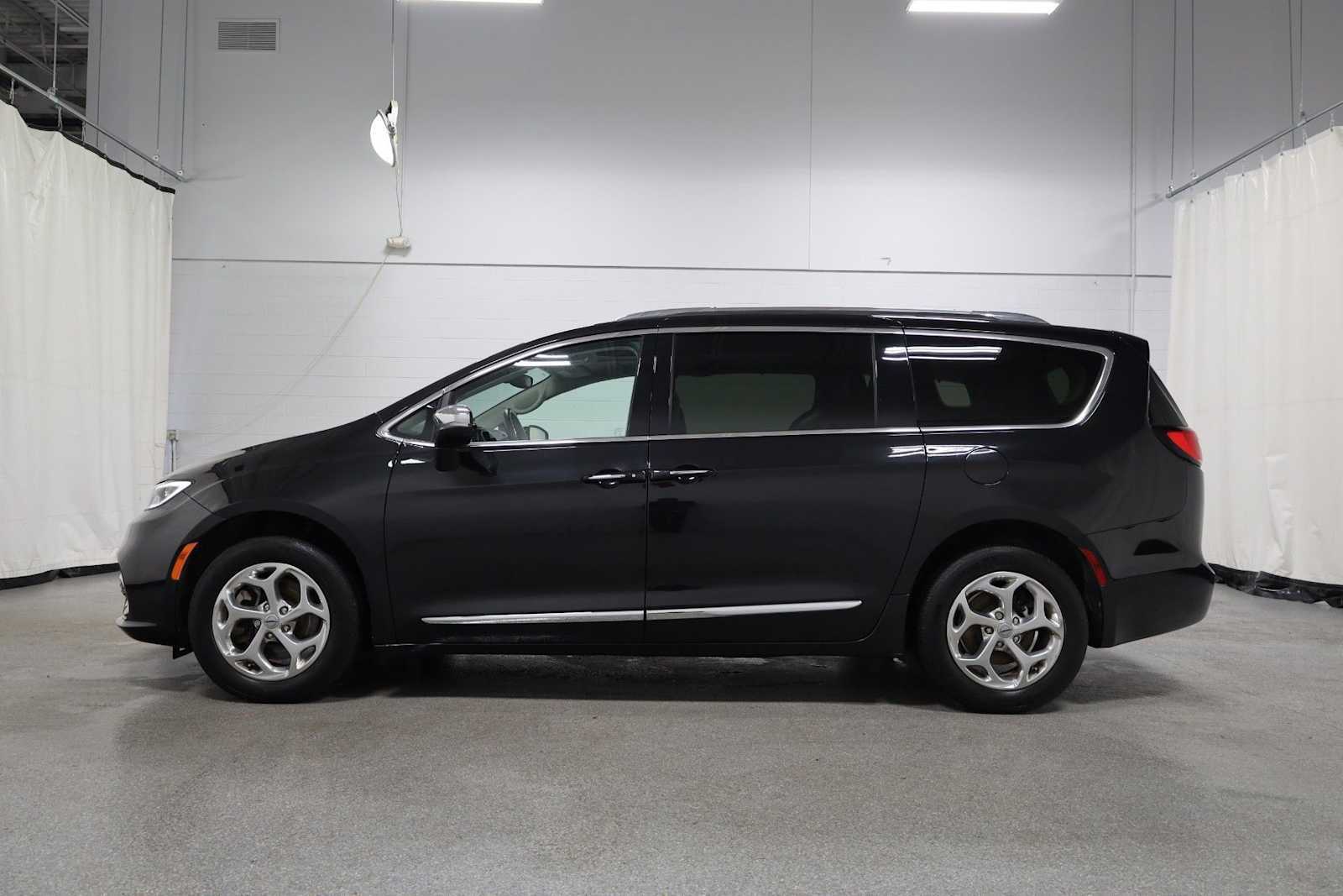 Used 2021 Chrysler Pacifica Limited AWD/4WD image 2