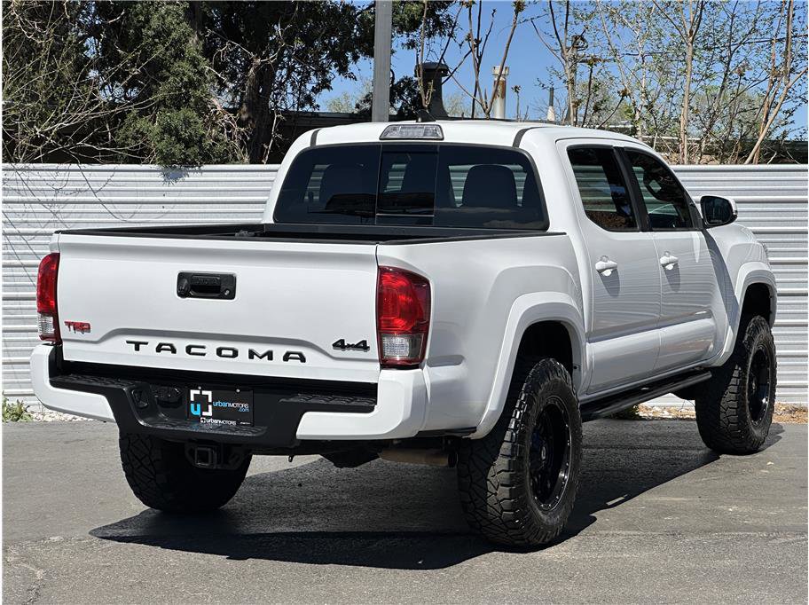 Used 2017 Toyota Tacoma TRD Sport w/ Tow Package (A/T) image 11