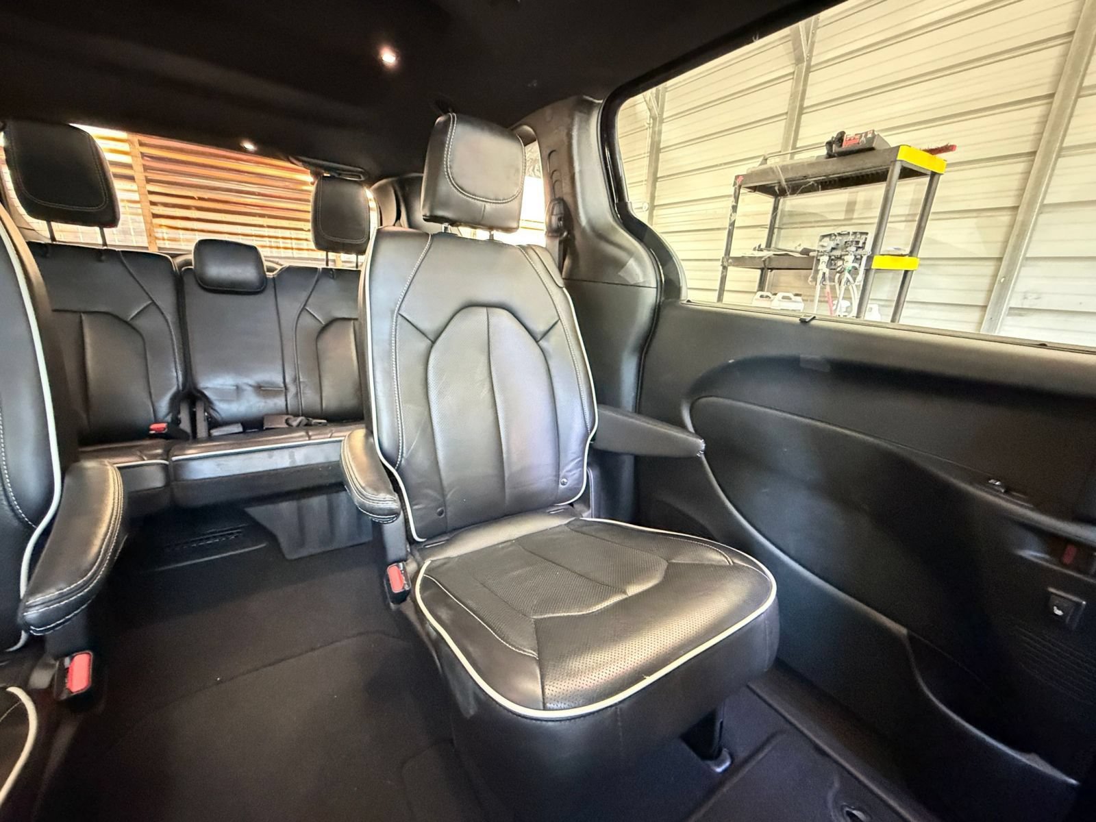 Used 2025 Chrysler Pacifica Limited FWD image 40