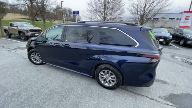 Used 2024 Toyota Sienna LE AWD/4WD image 6