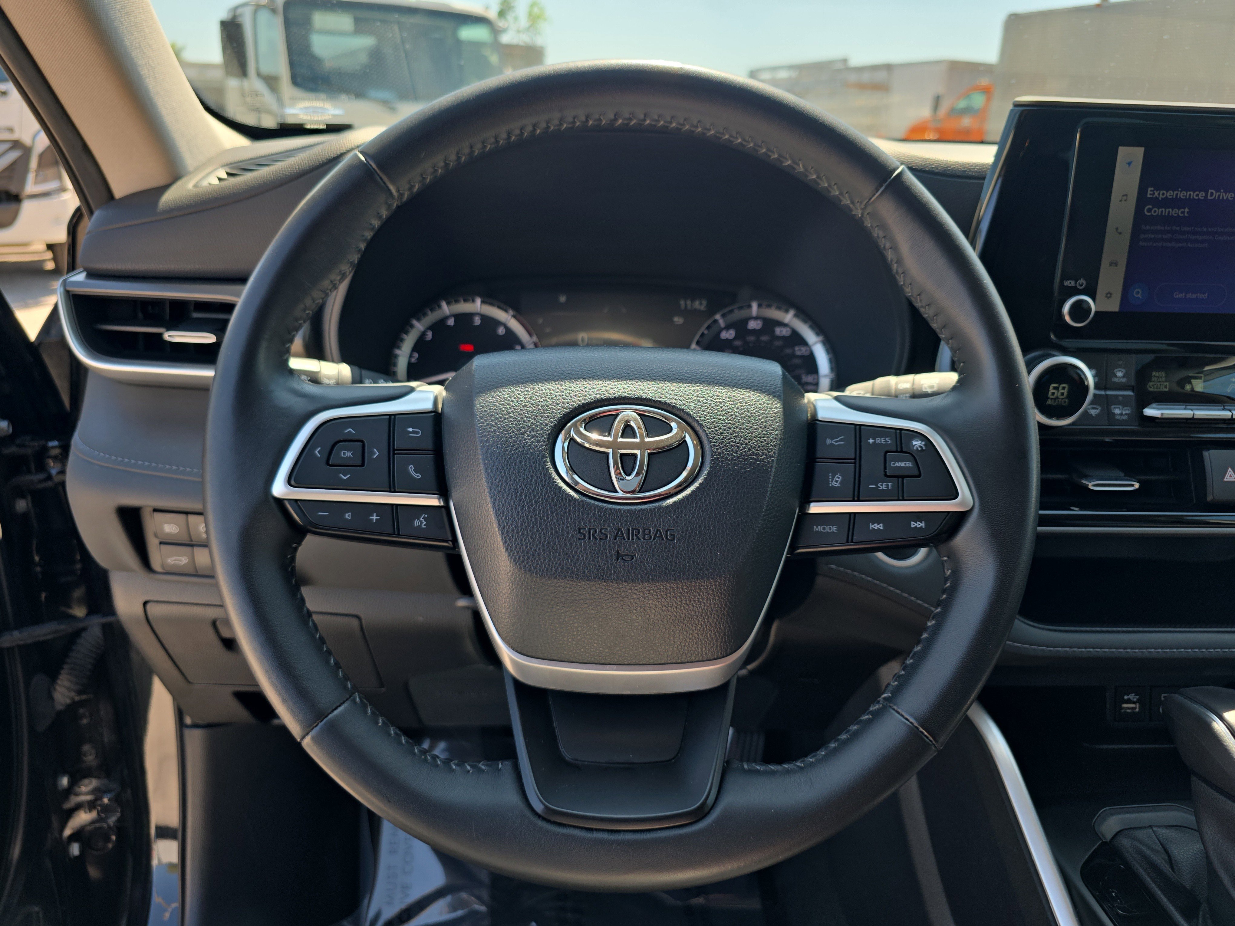 Used 2024 Toyota Highlander LE FWD image 29