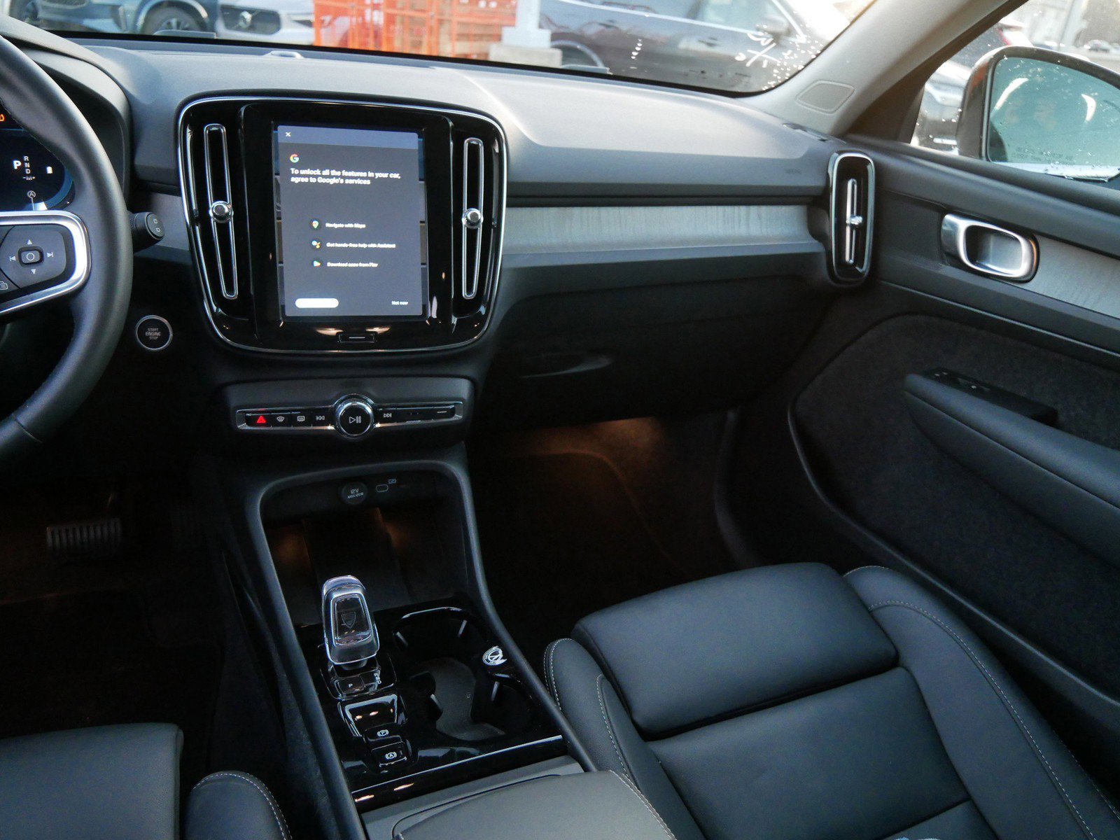 Used 2025 Volvo XC40 B5 Plus image 13