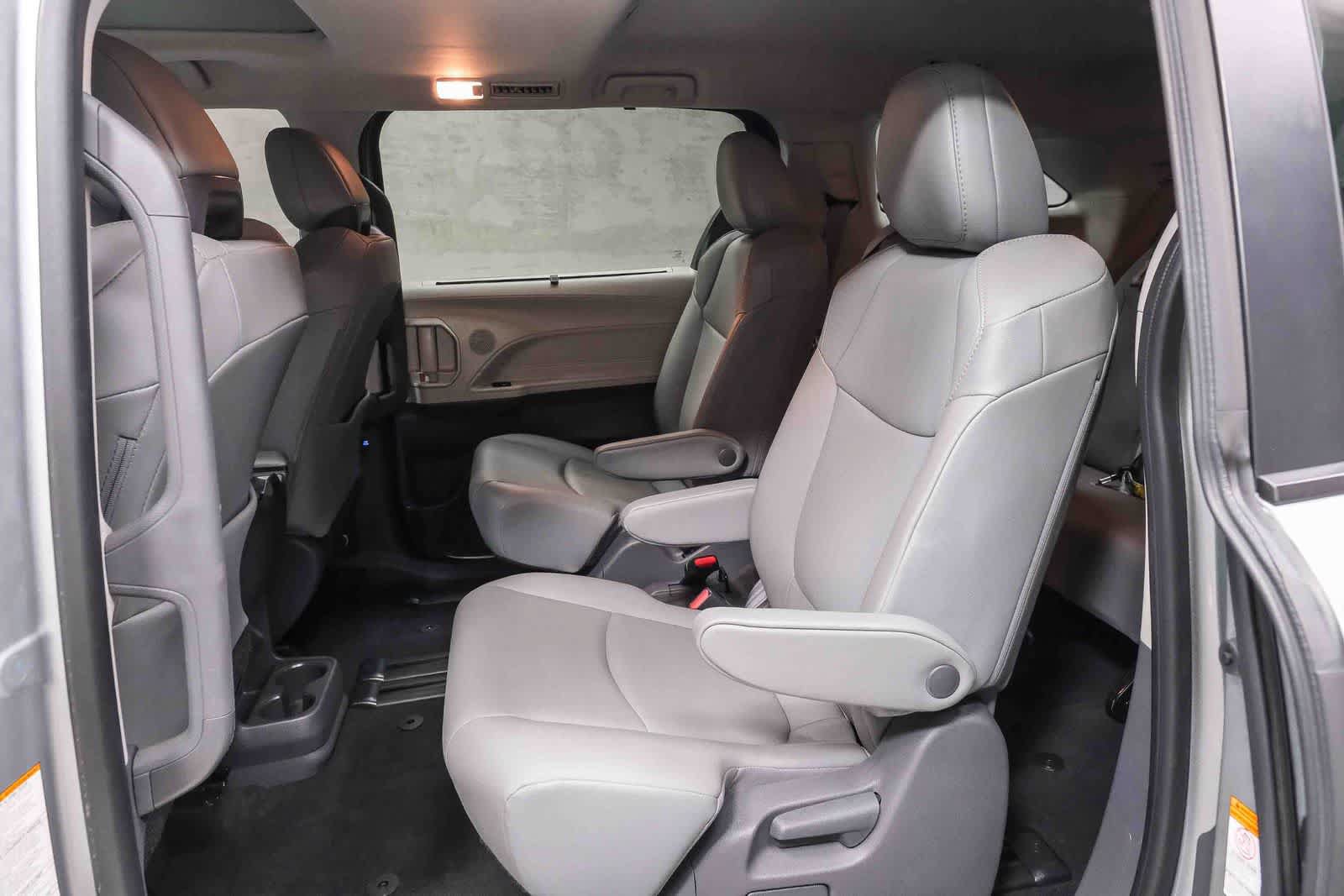 Used 2021 Toyota Sienna XLE FWD image 22
