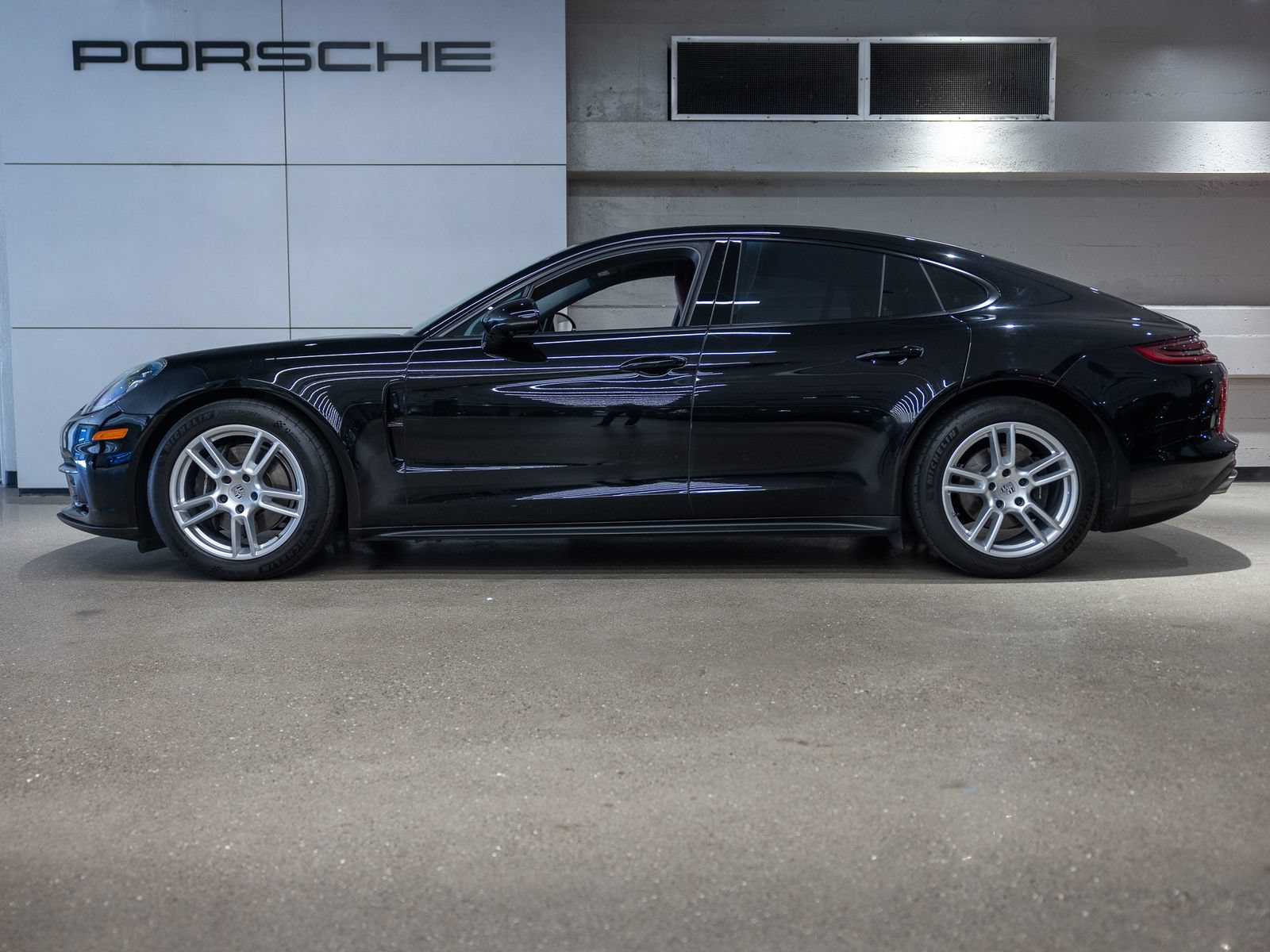 Certified 2020 Porsche Panamera image 2
