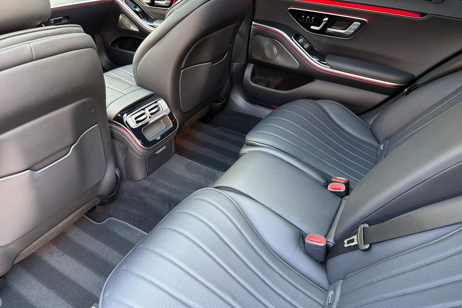 Used 2022 Mercedes-Benz S 580 4MATIC Sedan w/ AMG Line Package image 11