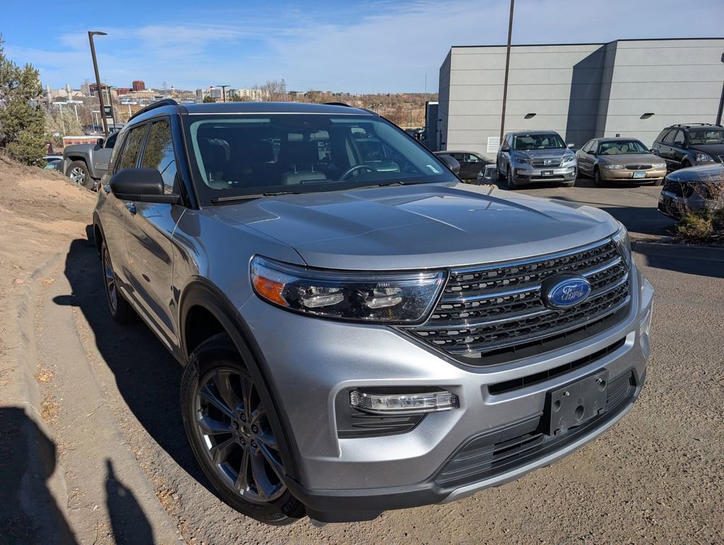 Used 2022 Ford Explorer XLT w/ Equipment Group 202A image 4