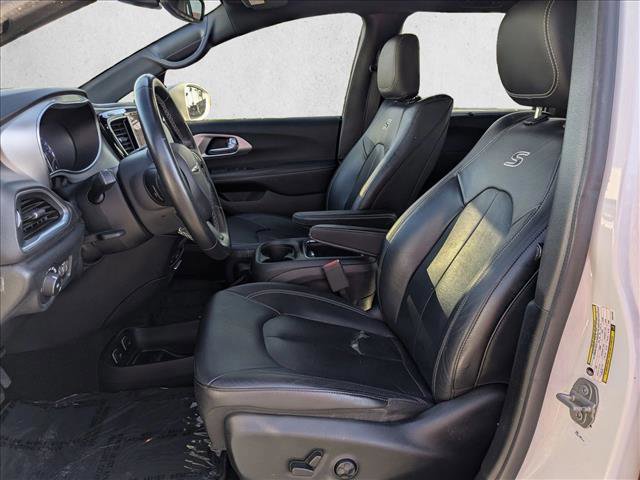 Used 2018 Chrysler Pacifica Touring-L Plus w/ S Appearance Package image 16