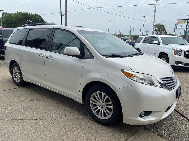 Used 2017 Toyota Sienna XLE w/ XLE Navigation Package FWD image 7